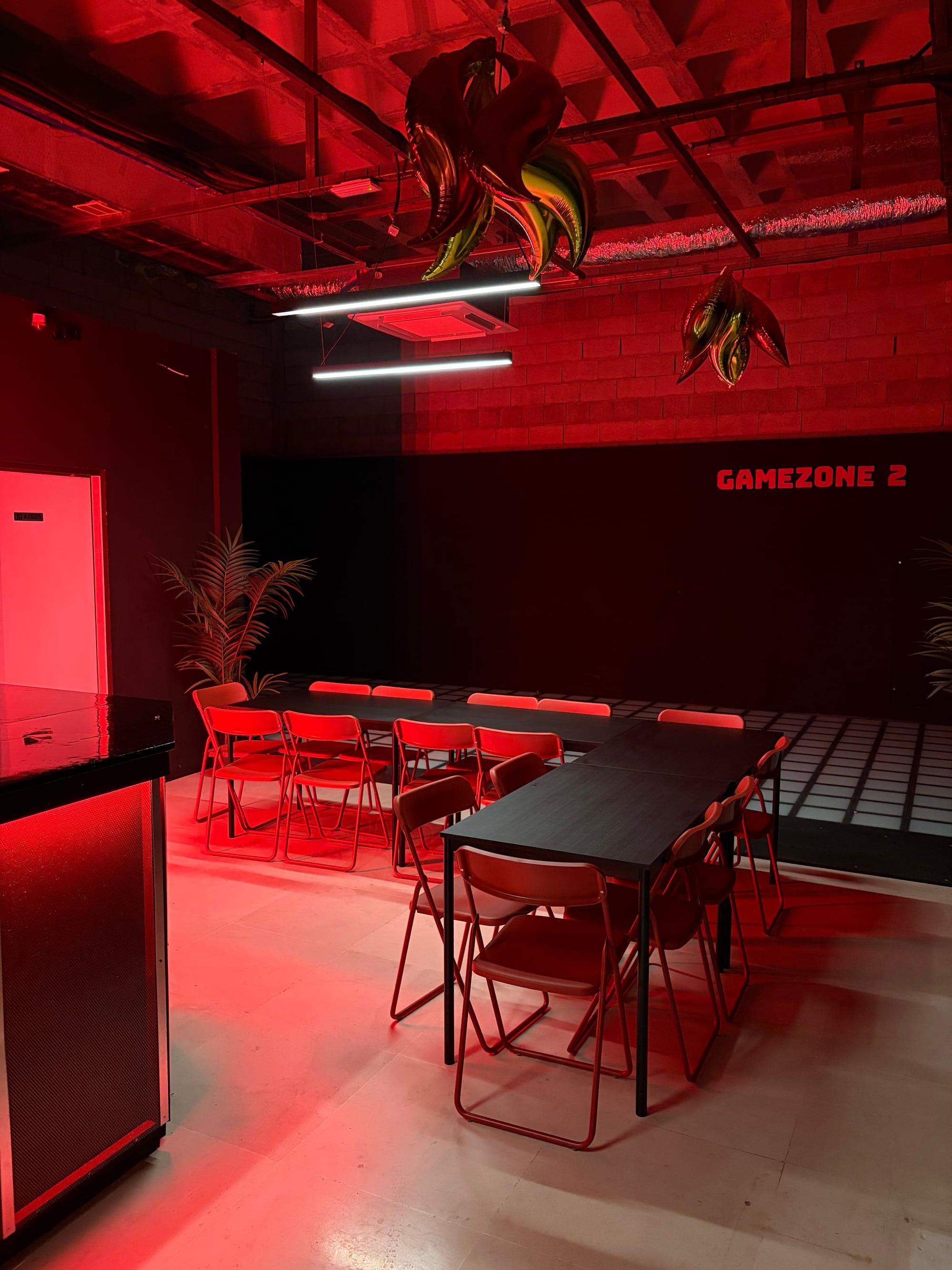 Sala de celebraciones iluminada en rojo en el local de Murcia