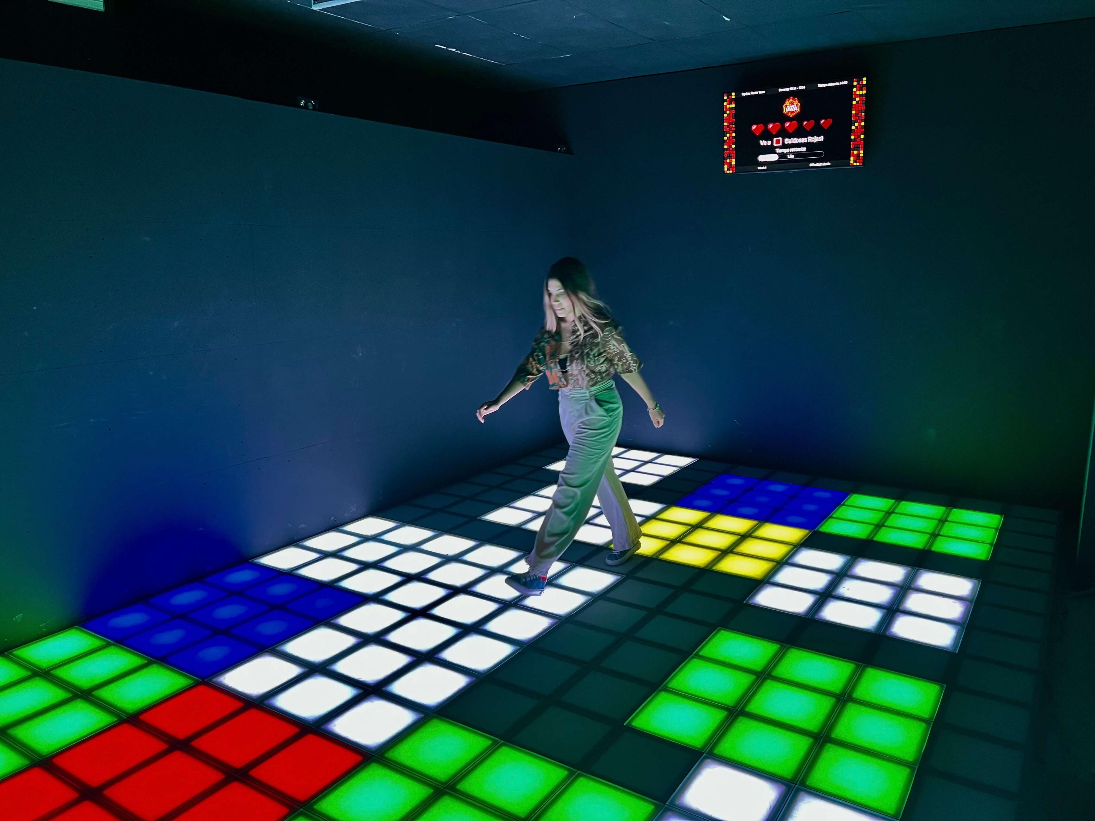 Color Hunt desplegado sobre baldosas LED de colores