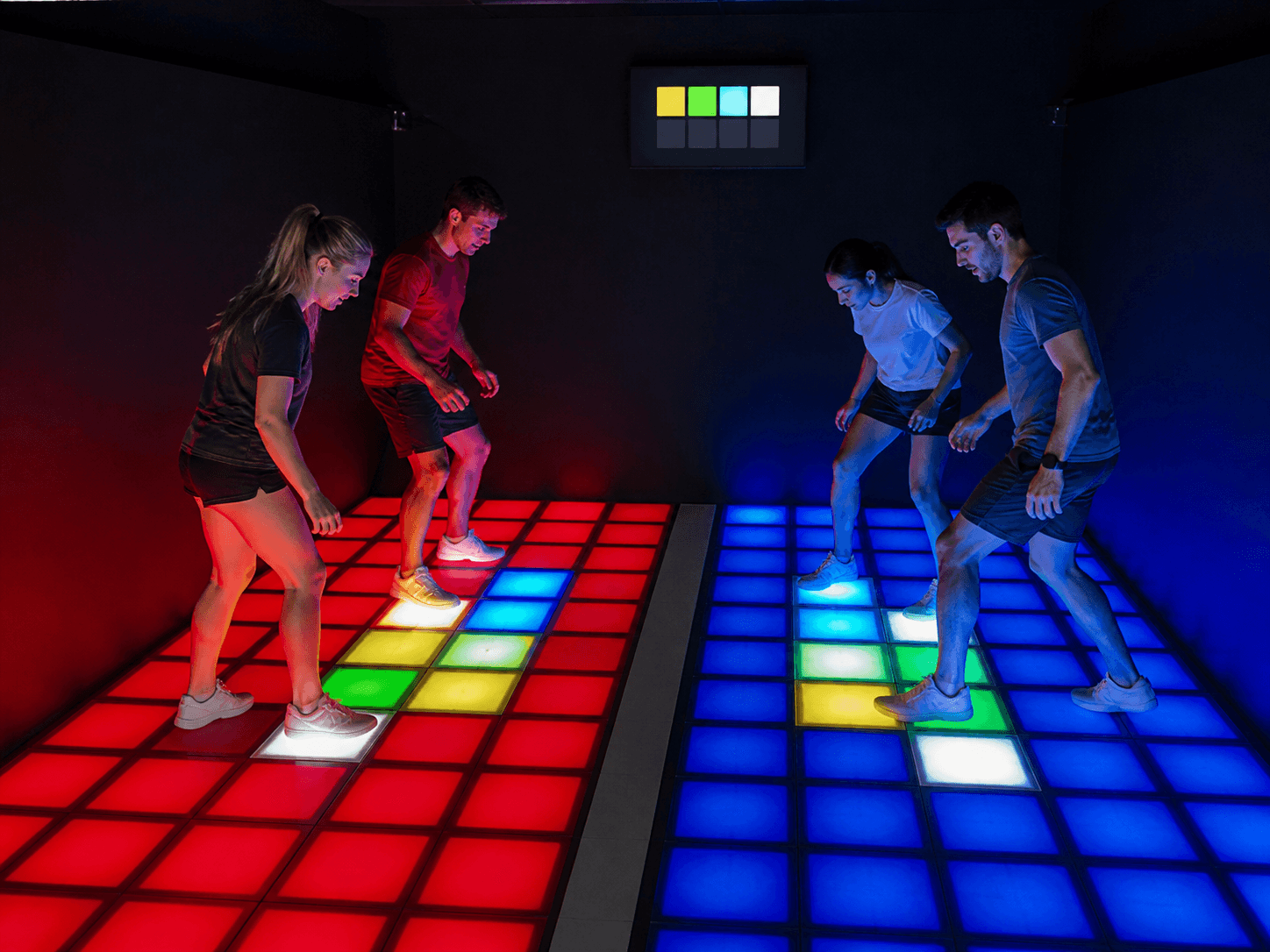 Equipos rojo y azul reproduciendo patrones de colores en Memory Vs